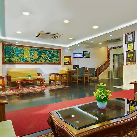 Hotel Excellency Kochi Bagian luar foto