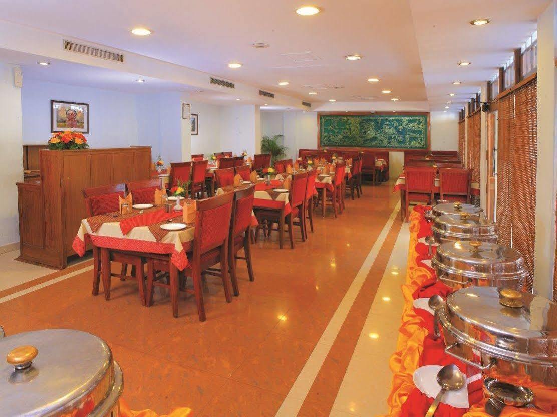 Hotel Excellency Kochi Bagian luar foto
