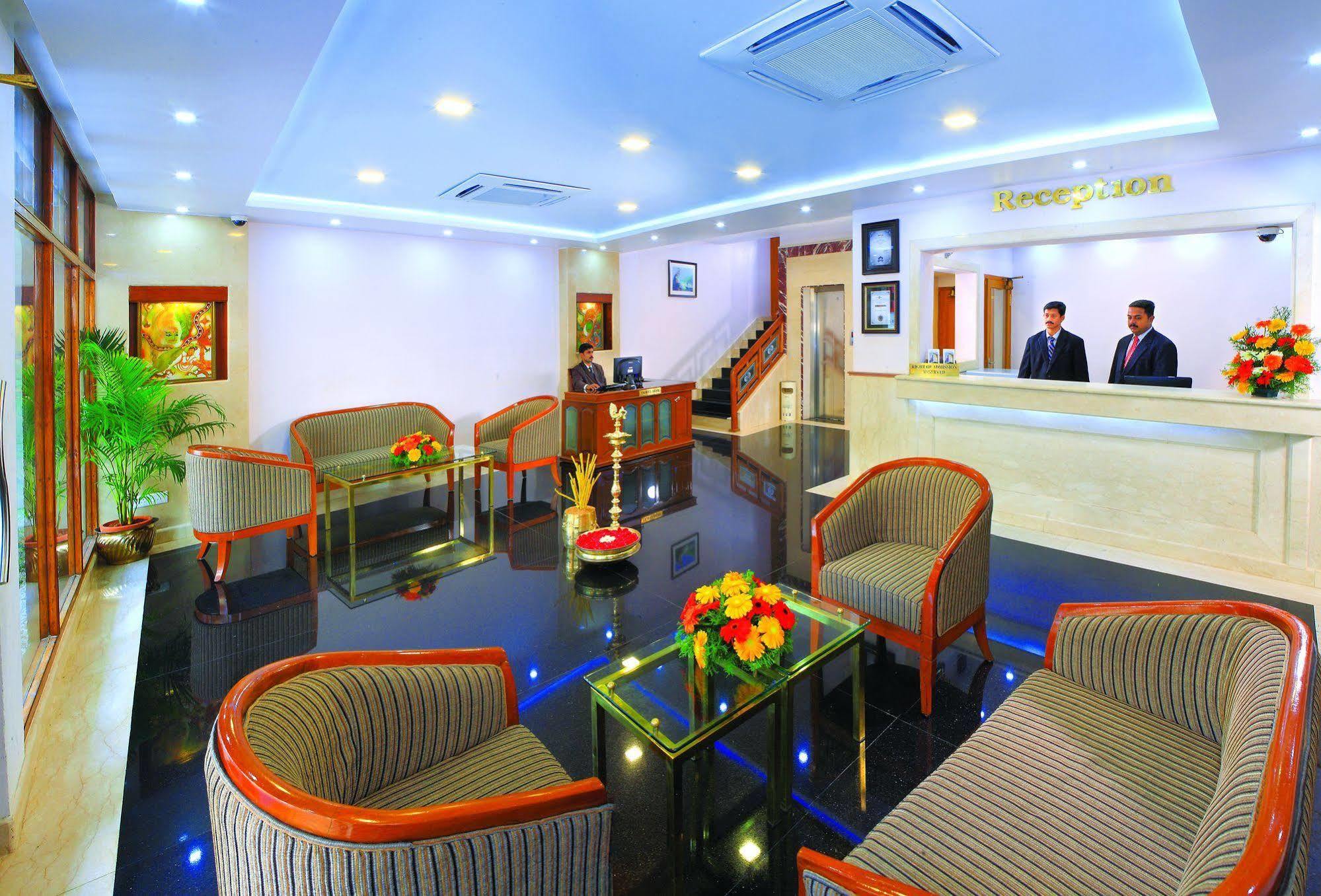Hotel Excellency Kochi Bagian luar foto