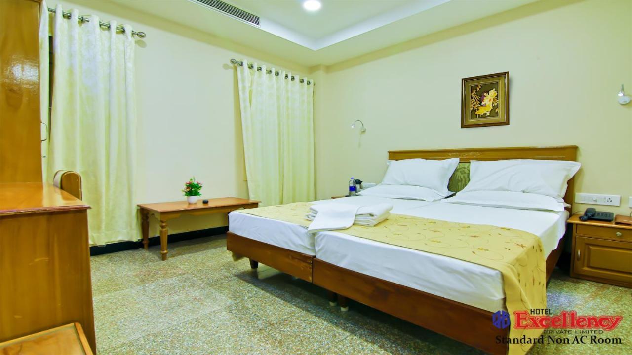 Hotel Excellency Kochi Bagian luar foto